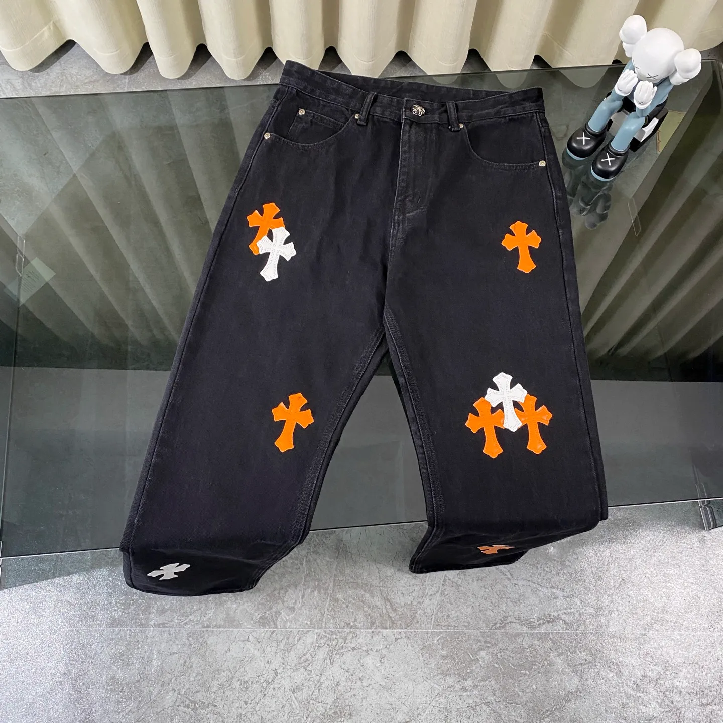 🅿️280 Chrome Heart Classic black with orange laser cross patchwork leather jeans. The pants are made of top-notch heavy-duty washing technology, and every detail shows ingenuity. The calfskin is laser-cut to make a delicate cross, which is both a tactile and visual enjoyment. Paired with aged silver hardware, it is retro, high-end and full of texture. The straight-cut upper body turns into "chopstick legs" in an instant, easily modifying the shape of the legs. It can be controlled by any body shape and has a full sense of luxury.  This is a carefully crafted high-end version, the quality far exceeds that of street currency, and the details can stand the scrutiny of a magnifying glass. Although the price is close to the people, the quality is completely in line with the big brands, and it is easy to follow the trend.  Classic black, low-key and versatile. Pair it with simple T-shirts and personalized shirts to easily create a fashionable look. Whether you are going out daily or attending events, you can be the center of attention.  Color: black Size: S M L XL 28 30 32 34